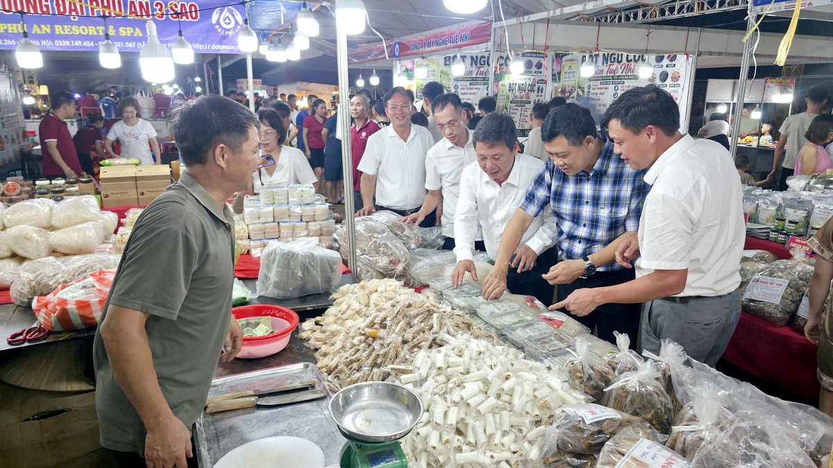 Phien cho Tien Minh.jpg